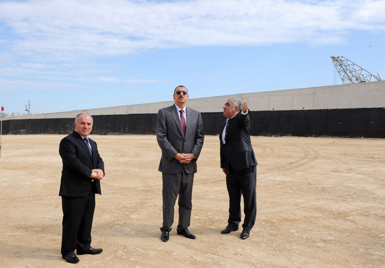President Ilham Aliyev examines construction progress in 2-4 km section of Baku-Alat highway (PHOTO)